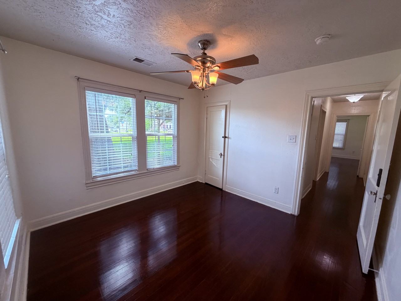 212 W Hunnicutt Ave #1 - Photo 5 of 14