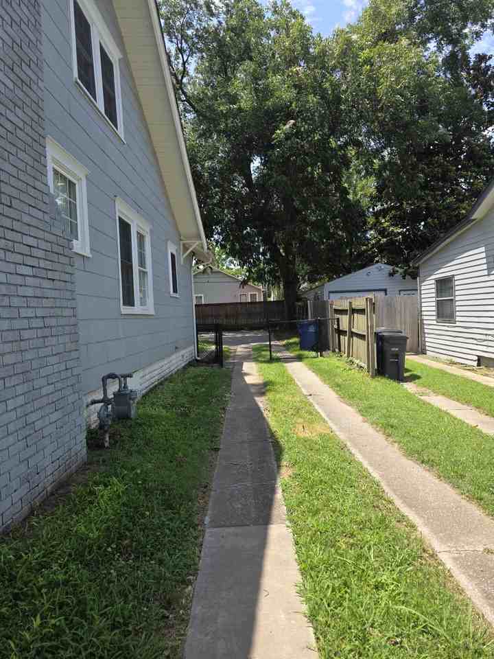 1432 S Gary Ave - Photo 3 of 33