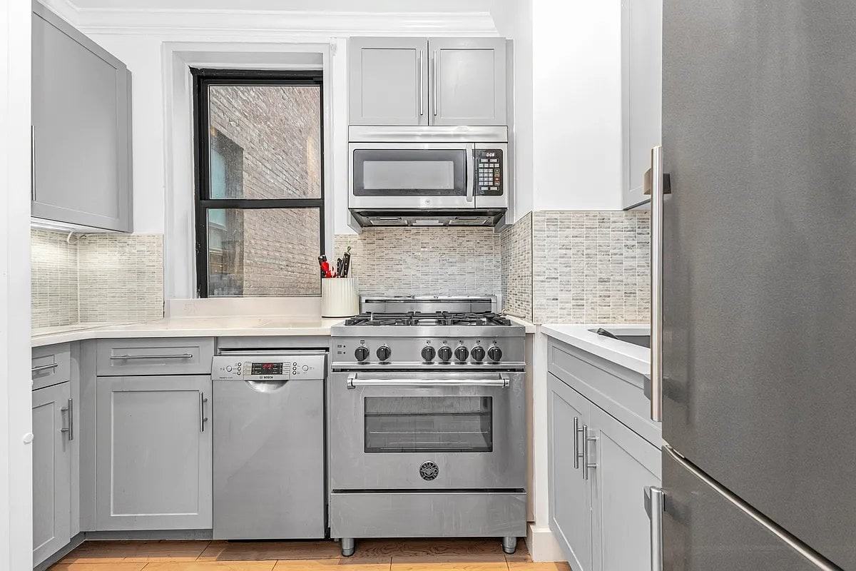 421 W 21st St #1D - Photo 4 of 7
