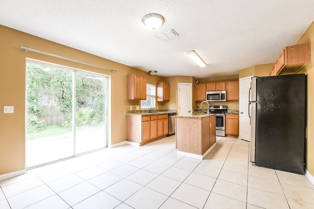 2047 Galahad Dr - Photo 7 of 17