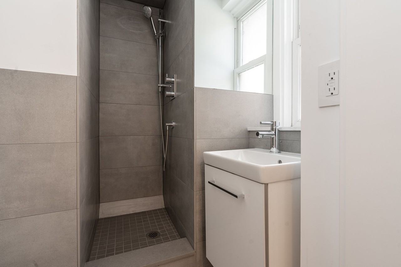 160 Huron Street - Photo 4 of 11