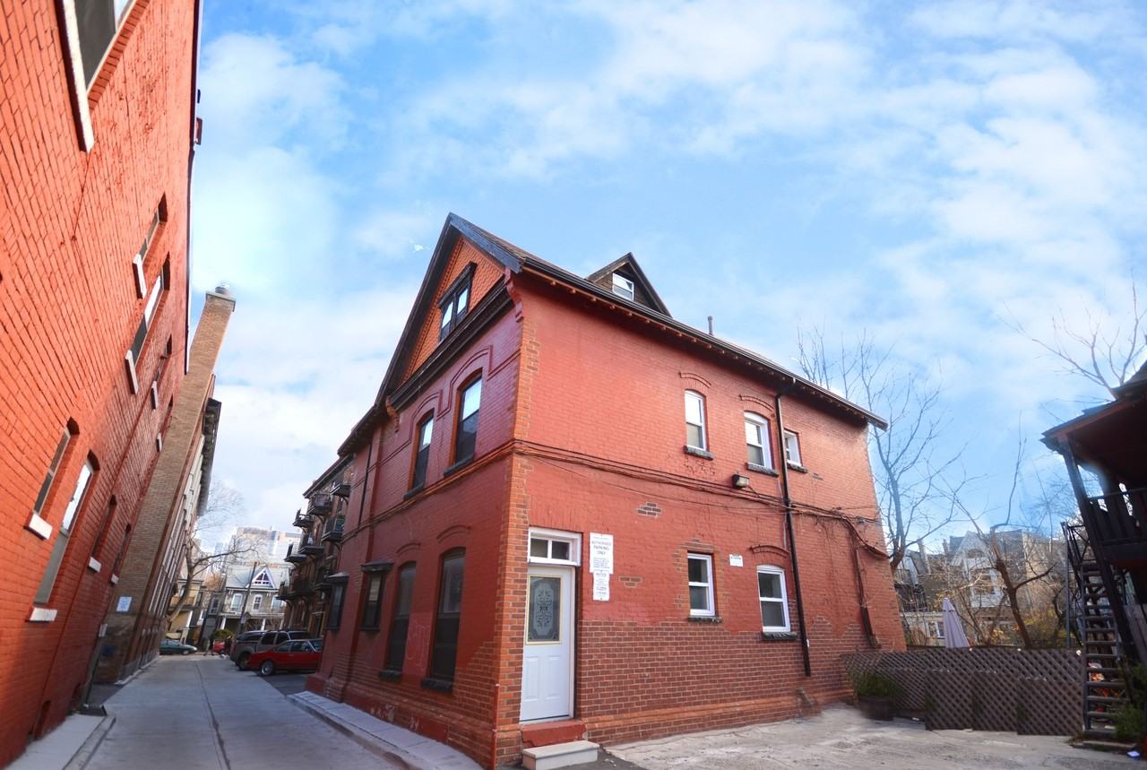 160 Huron Street - Photo 6 of 11