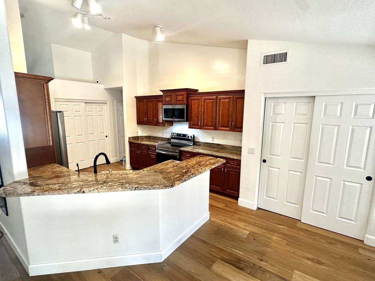723 W Leah Ct #1 - Photo 4 of 19