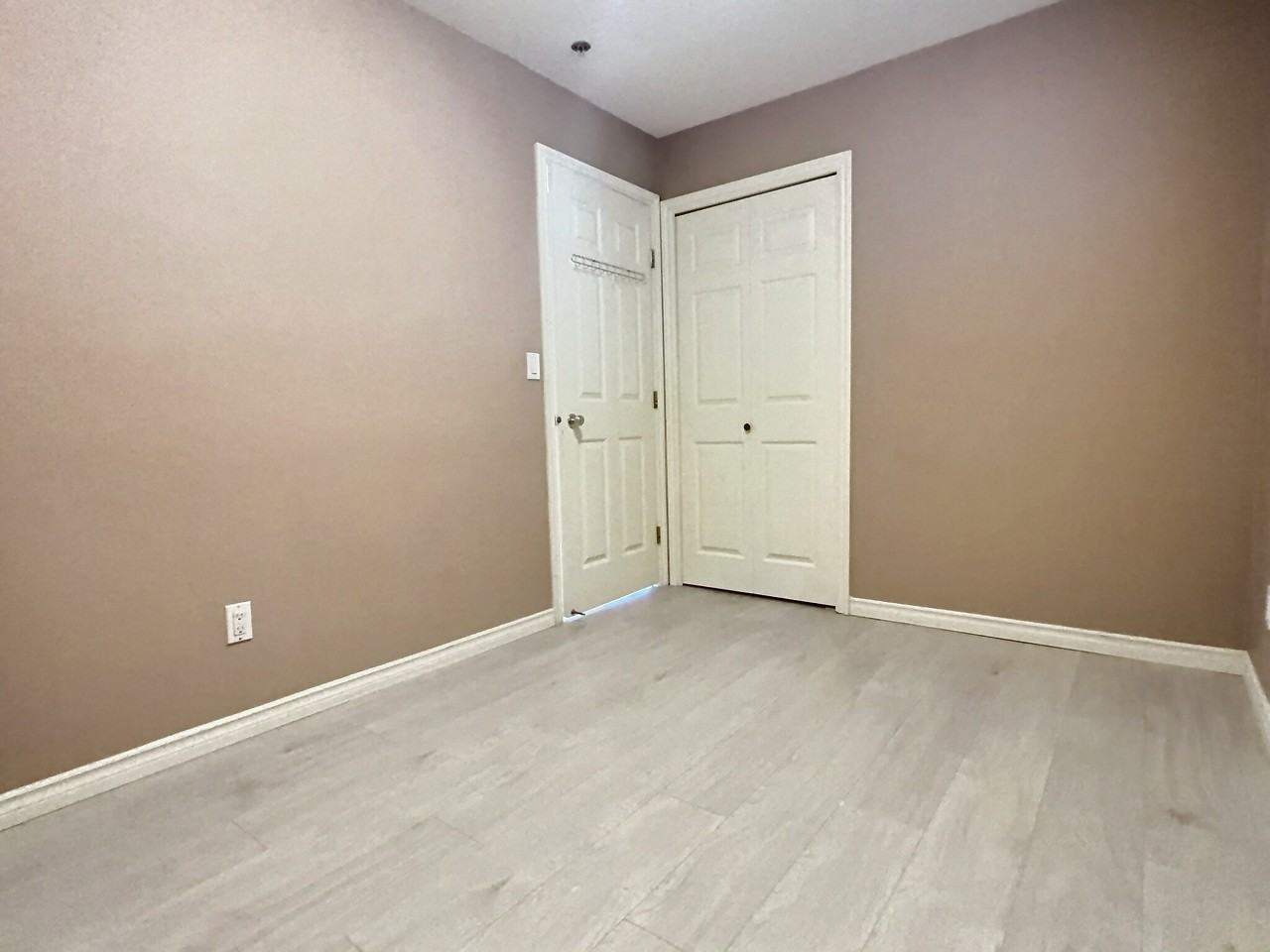 3365 E 27th Ave - Photo 3 of 4