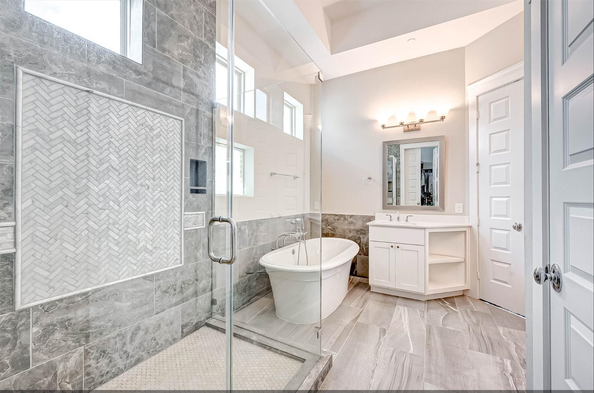 715 Algona Ave - Photo 3 of 7