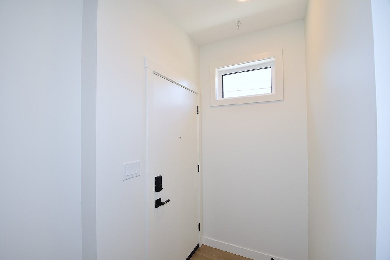 1 Month Free – 3 Bedroom Main Floor Home  in Grovenor |  SF337 - Photo 4 of 38