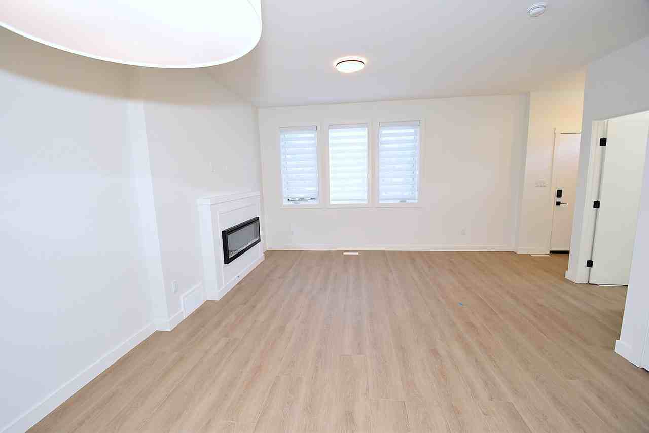 1 Month Free – 3 Bedroom Main Floor Home  in Grovenor |  SF337 - Photo 5 of 38