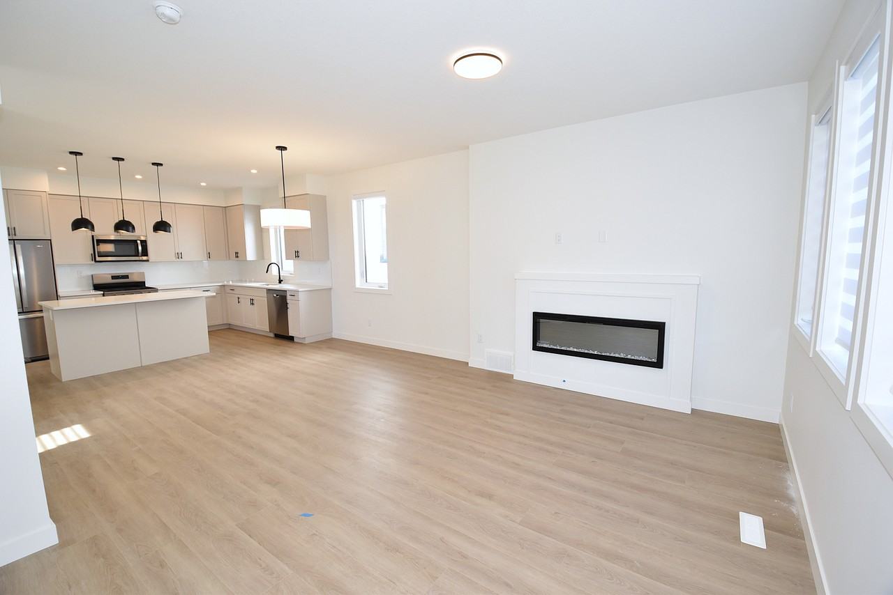 1 Month Free – 3 Bedroom Main Floor Home  in Grovenor |  SF337 - Photo 6 of 38