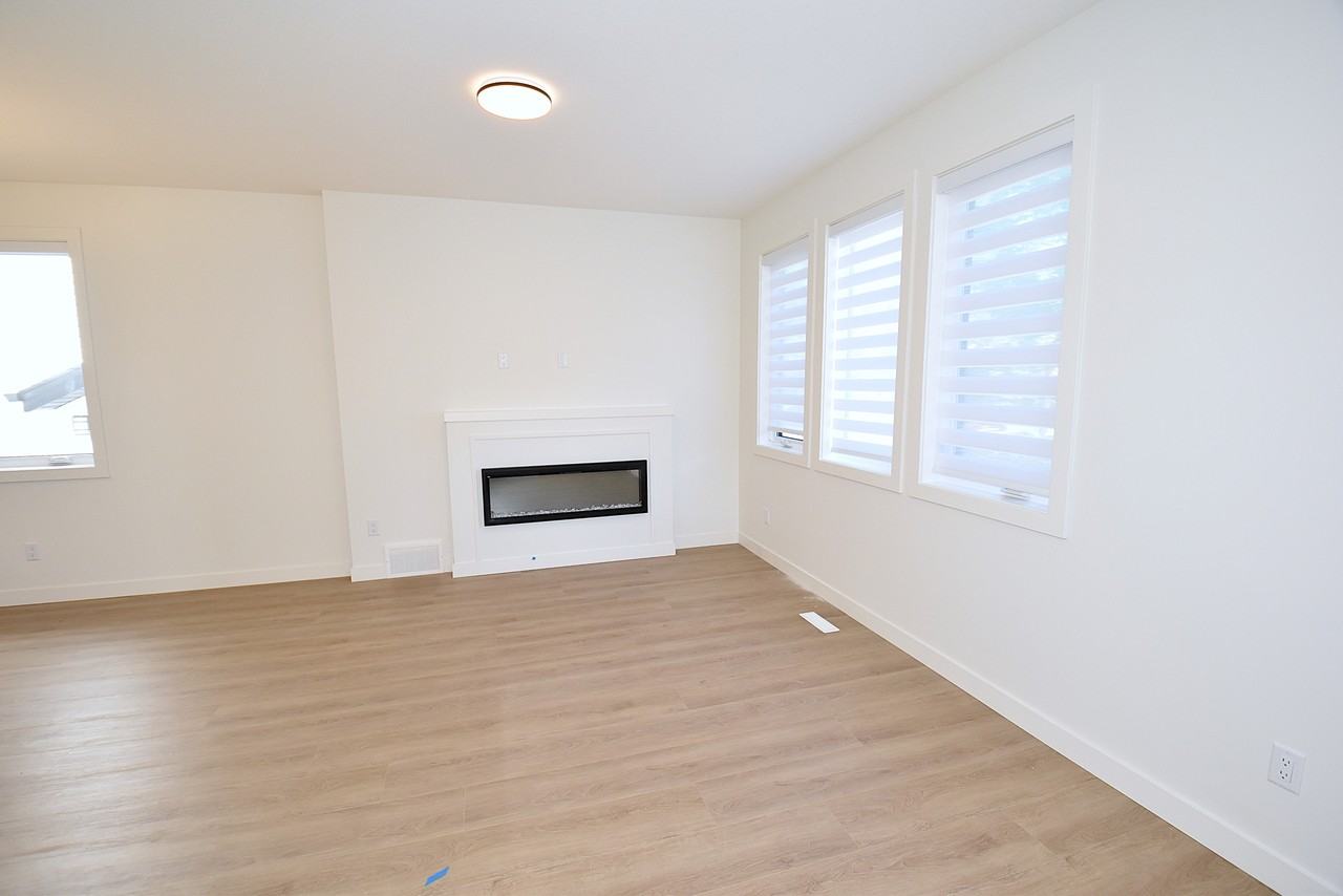 1 Month Free – 3 Bedroom Main Floor Home  in Grovenor |  SF337 - Photo 7 of 38