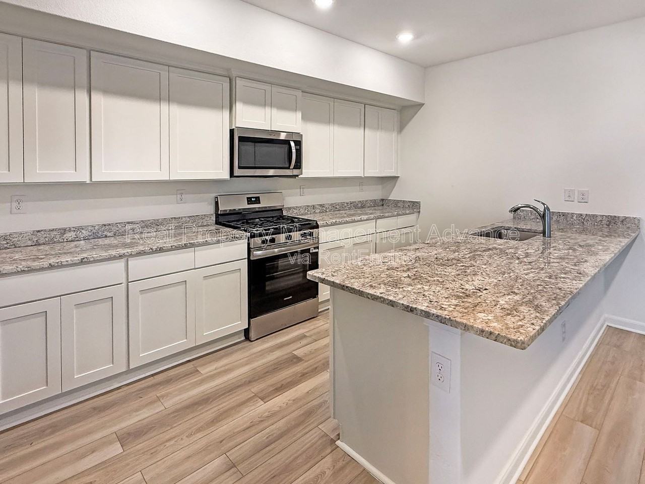 303 Stone Ct - Photo 5 of 12