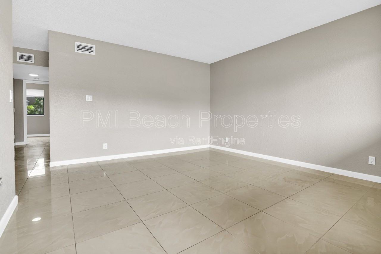 700 Nottingham Cir #D - Photo 5 of 24