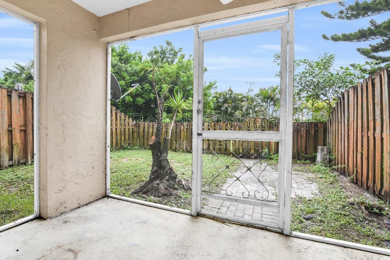 700 Nottingham Cir #D - Photo 6 of 24