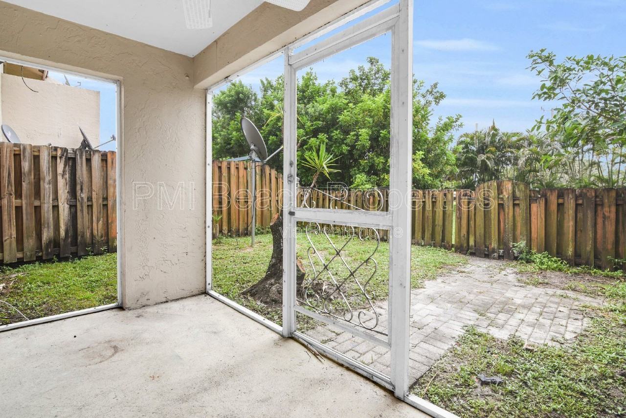 700 Nottingham Cir #D - Photo 7 of 24
