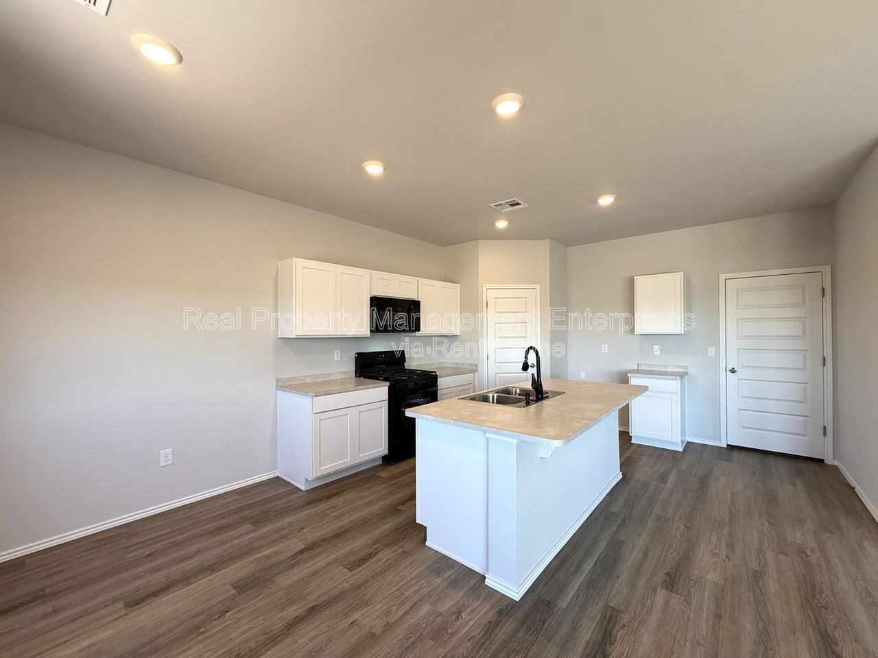 9521 Stallion Dr - Photo 3 of 16