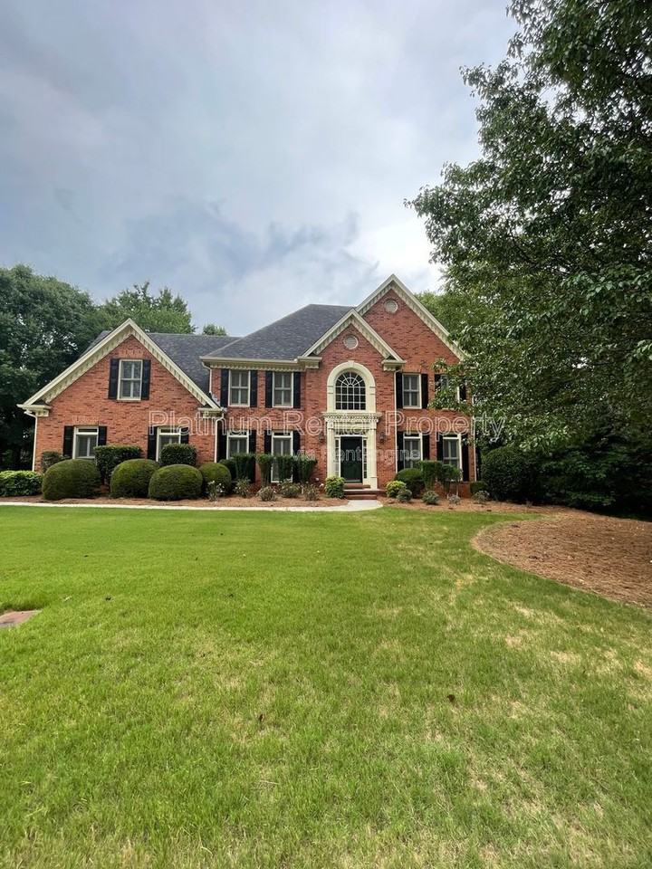 870 Ingleside Dr - Photo 2 of 50
