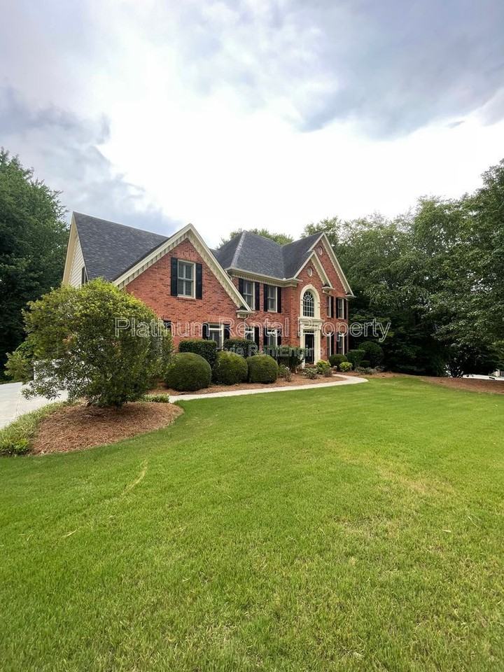 870 Ingleside Dr - Photo 3 of 50