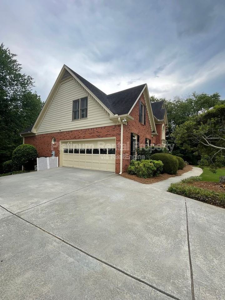 870 Ingleside Dr - Photo 4 of 50