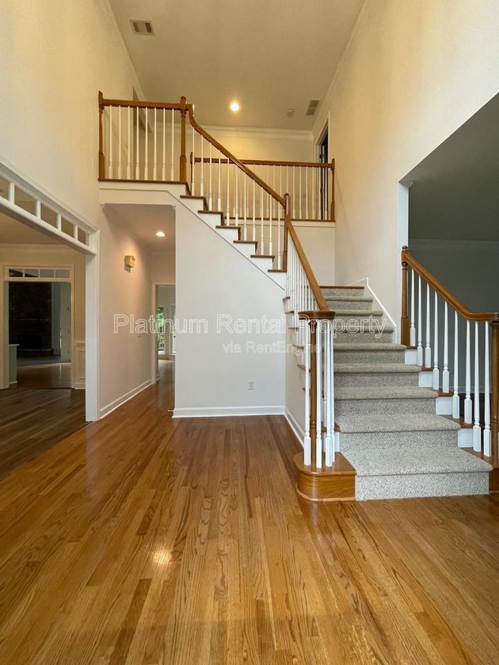870 Ingleside Dr - Photo 5 of 50