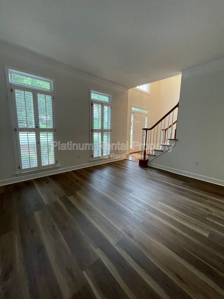 870 Ingleside Dr - Photo 7 of 50