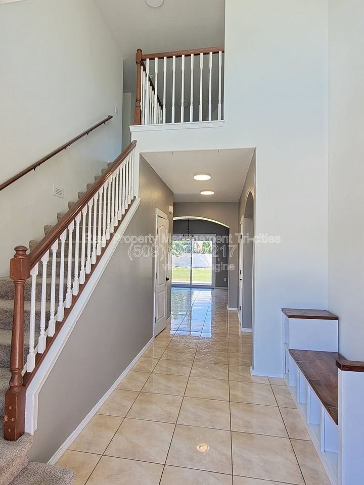 5017 Laredo Dr - Photo 3 of 21