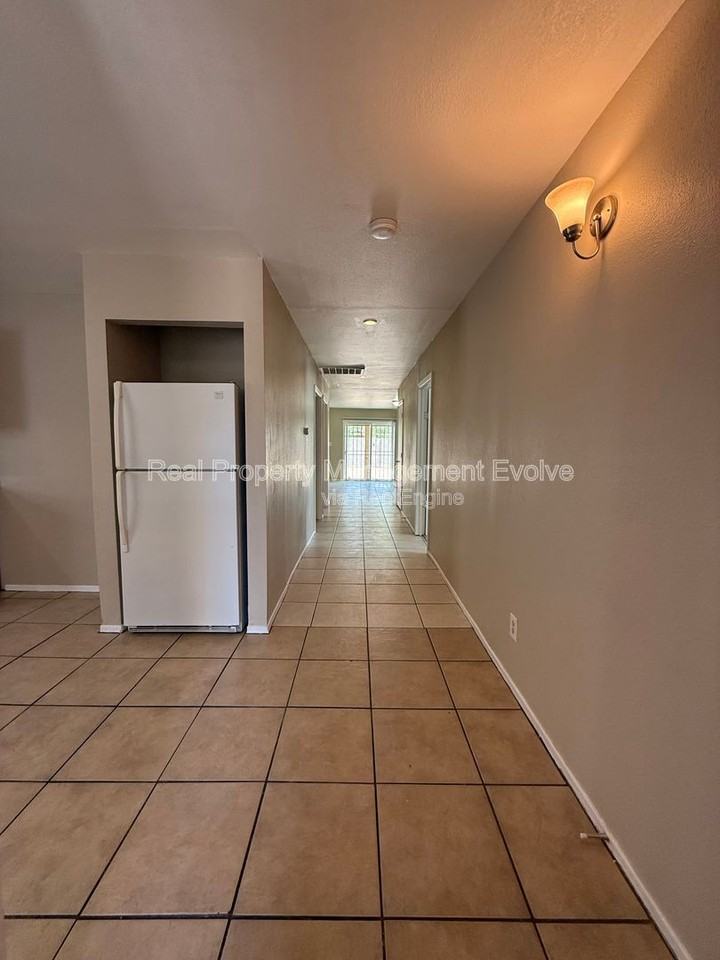 2950 E Mobile Ln - Photo 4 of 29