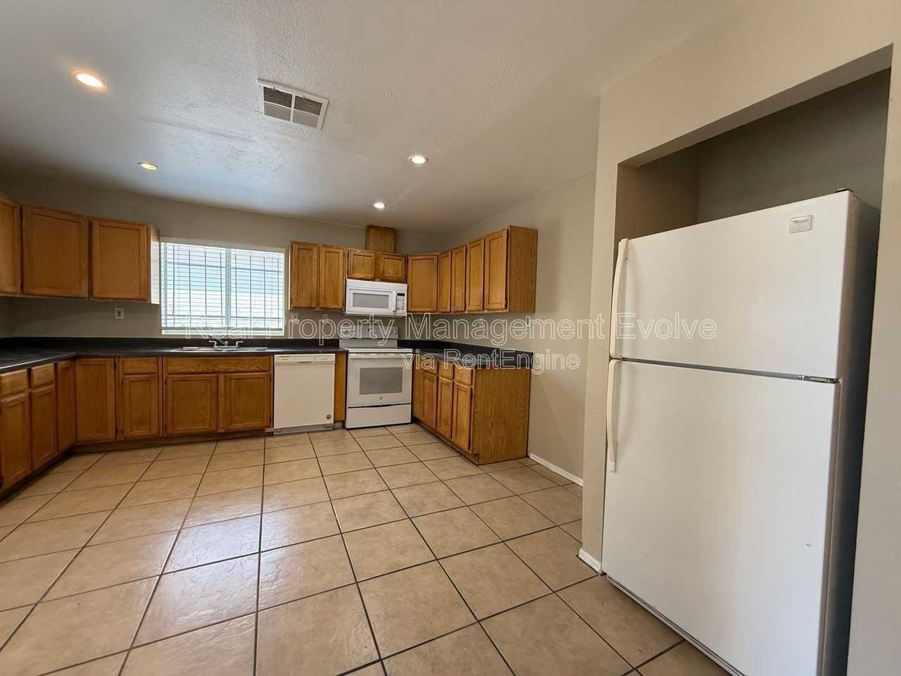 2950 E Mobile Ln - Photo 5 of 29