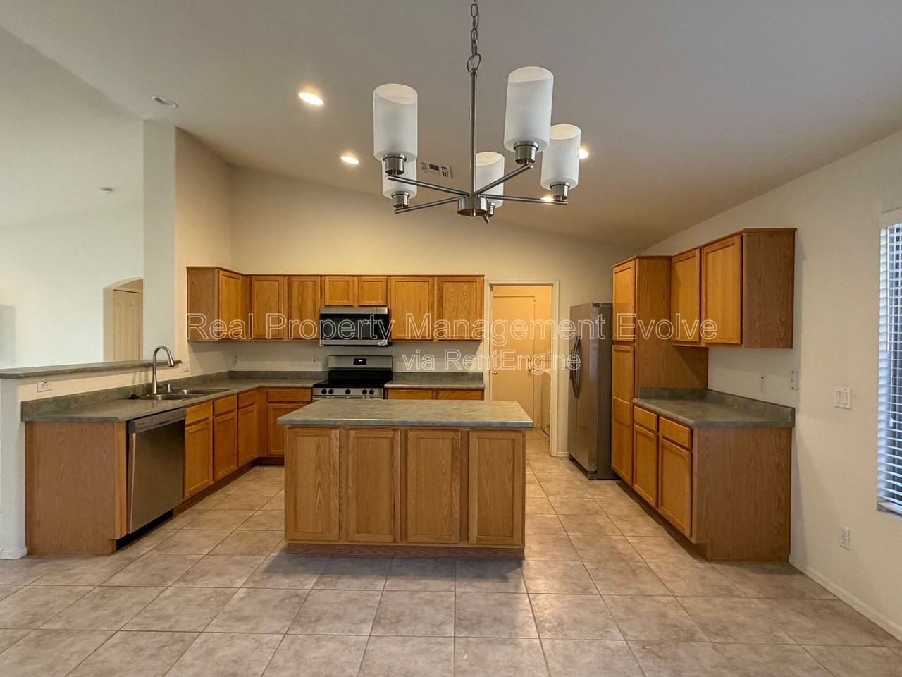 15847 W Saguaro Ln - Photo 7 of 38