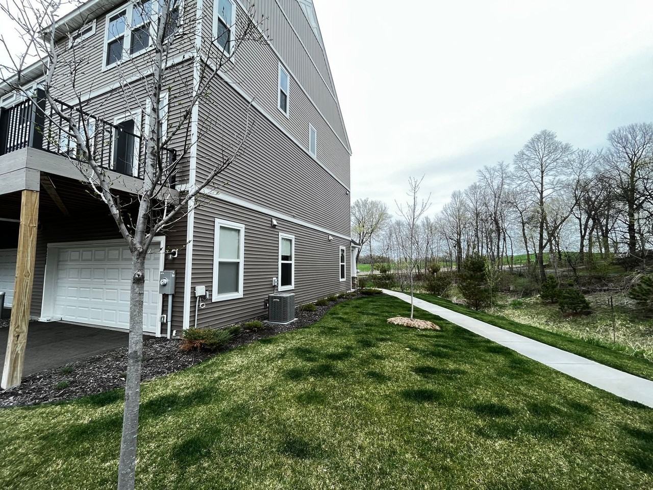 5228 Hampton St Ne - Photo 3 of 29