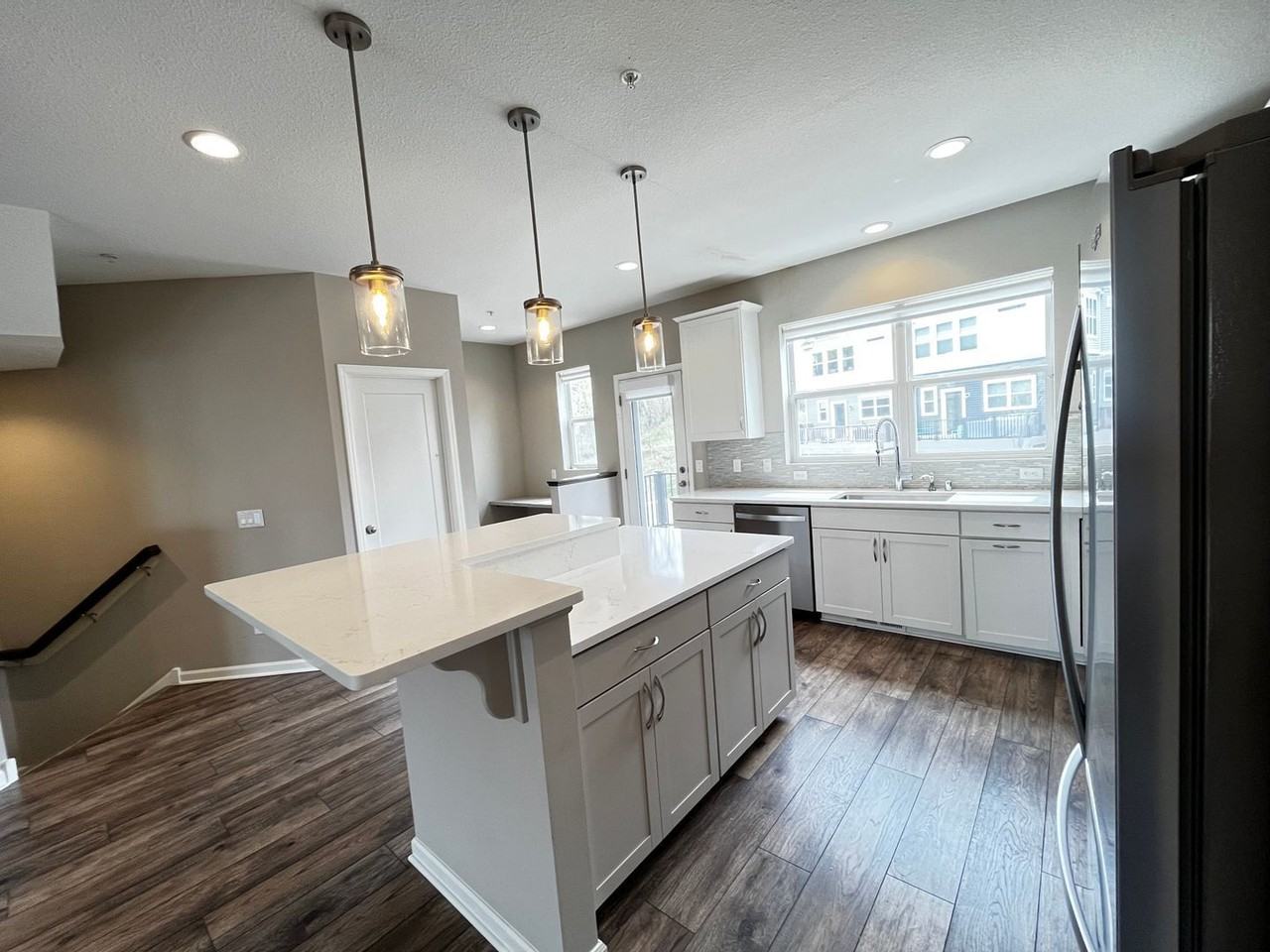5228 Hampton St Ne - Photo 6 of 29