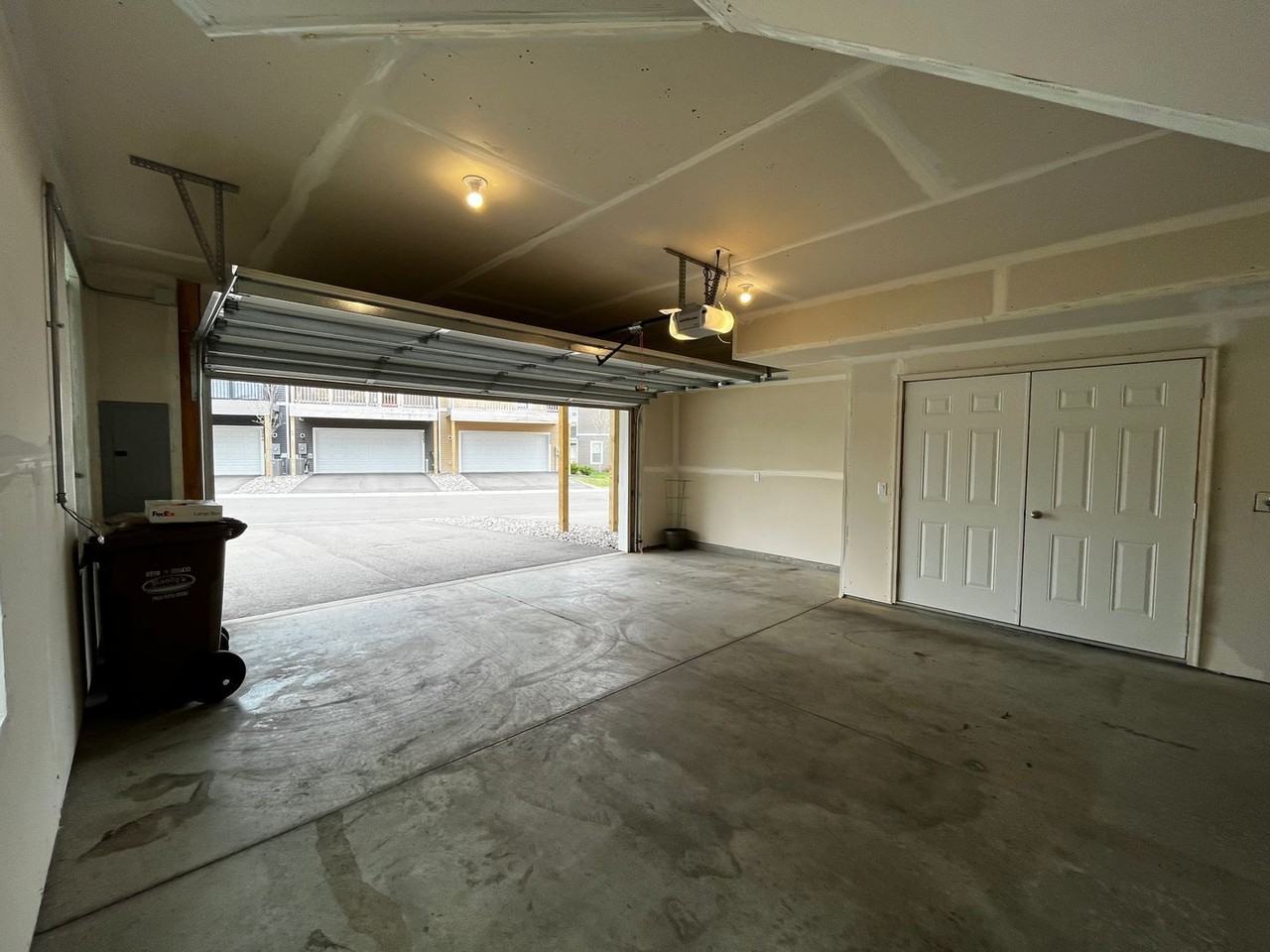 5228 Hampton St Ne - Photo 6 of 41
