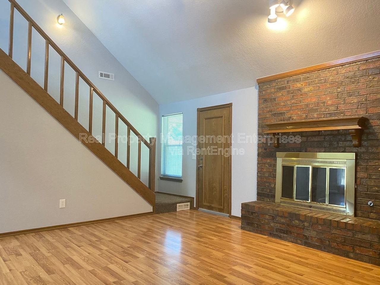 1304 Se 3rd St - Photo 2 of 18