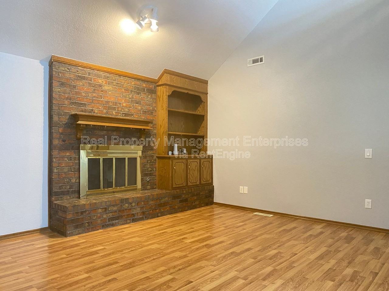 1304 Se 3rd St - Photo 3 of 18