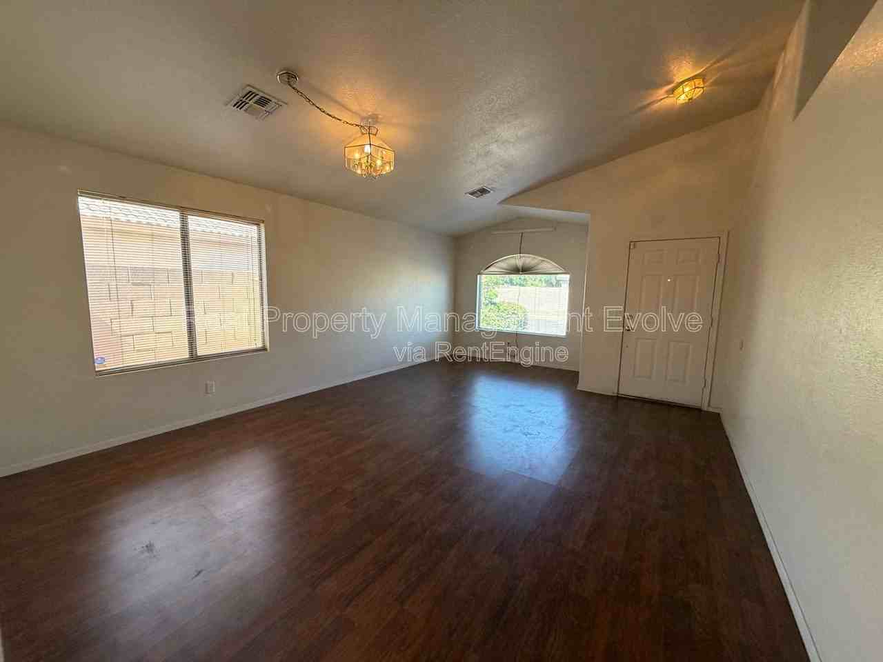 7816 N 54th Ln - Photo 4 of 31