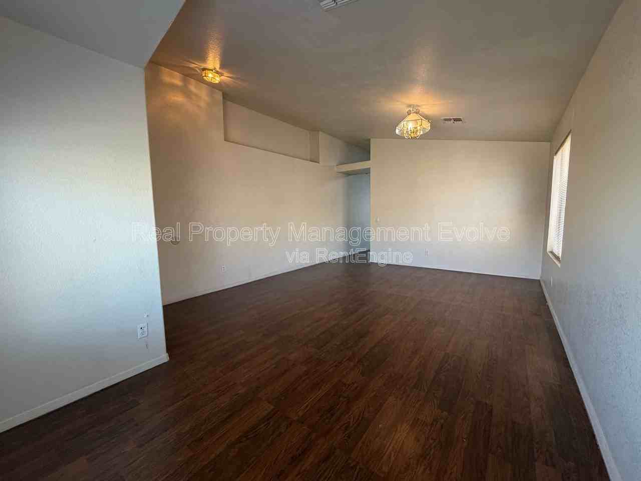 7816 N 54th Ln - Photo 5 of 31