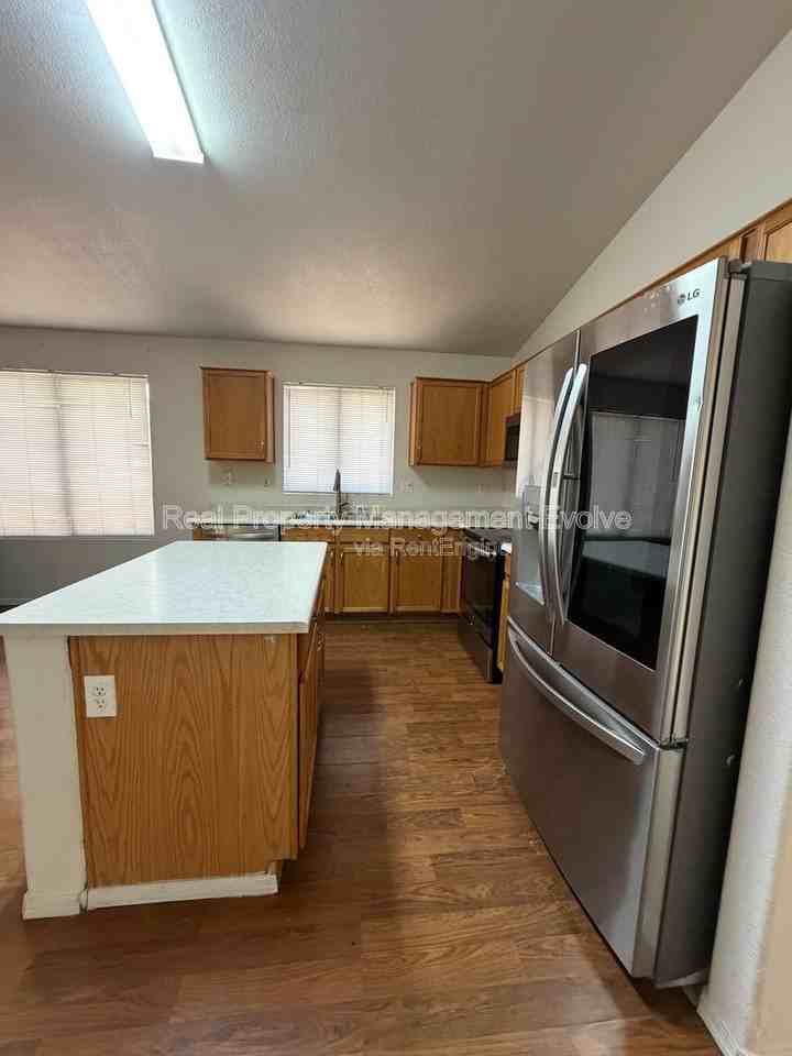7816 N 54th Ln - Photo 7 of 31