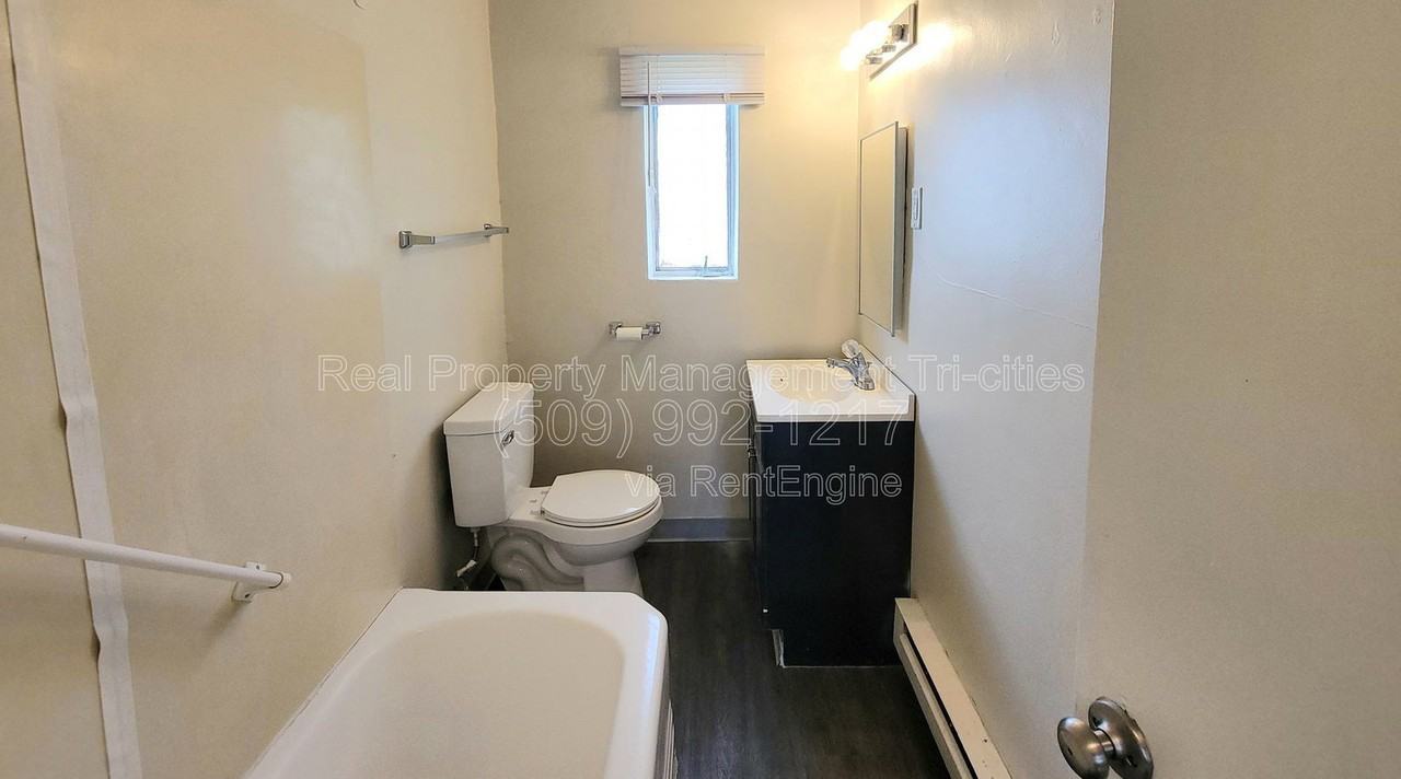 1101 W Margaret St #B - Photo 7 of 8