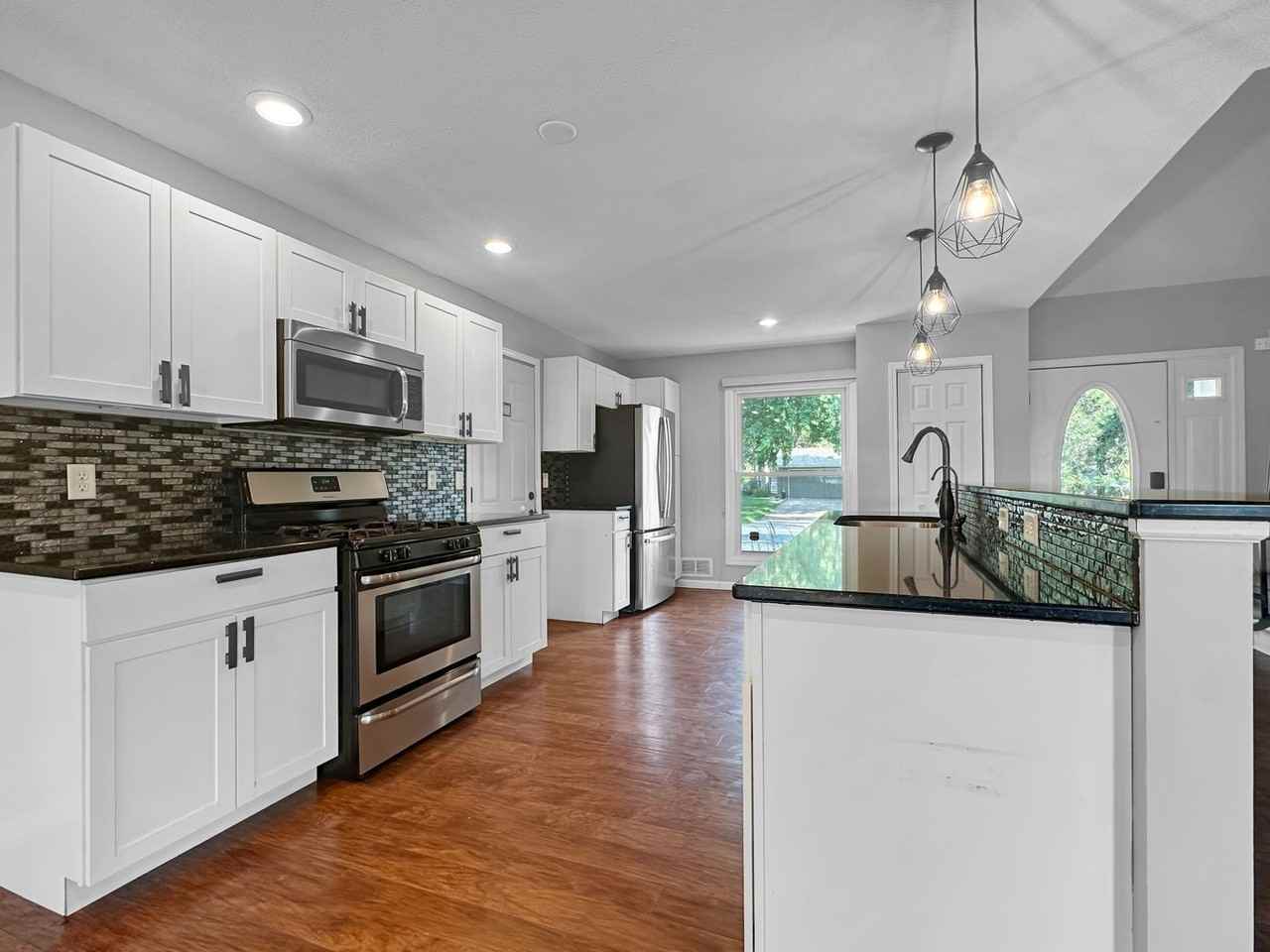 2814 Woodridge Ln - Photo 4 of 20