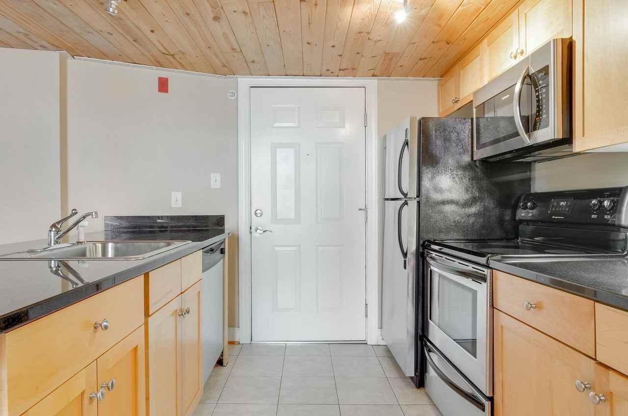 1321 1/2 E Main St #305 - Photo 3 of 12
