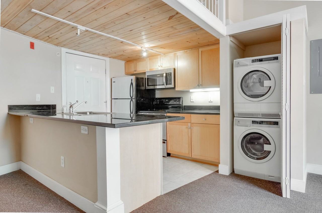 1321 1/2 E Main St #305 - Photo 4 of 12