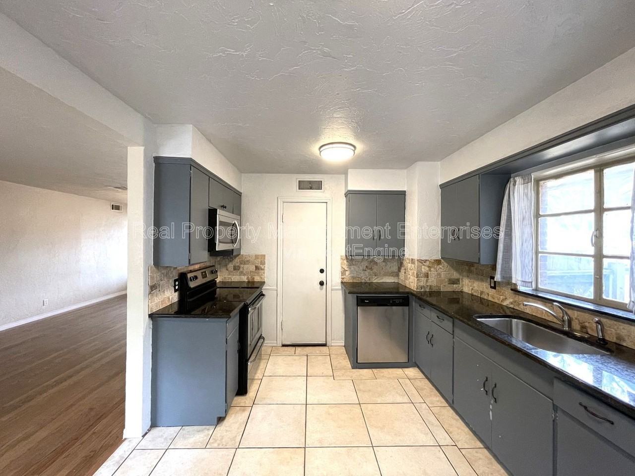 2225 Nw 50th St - Photo 5 of 15