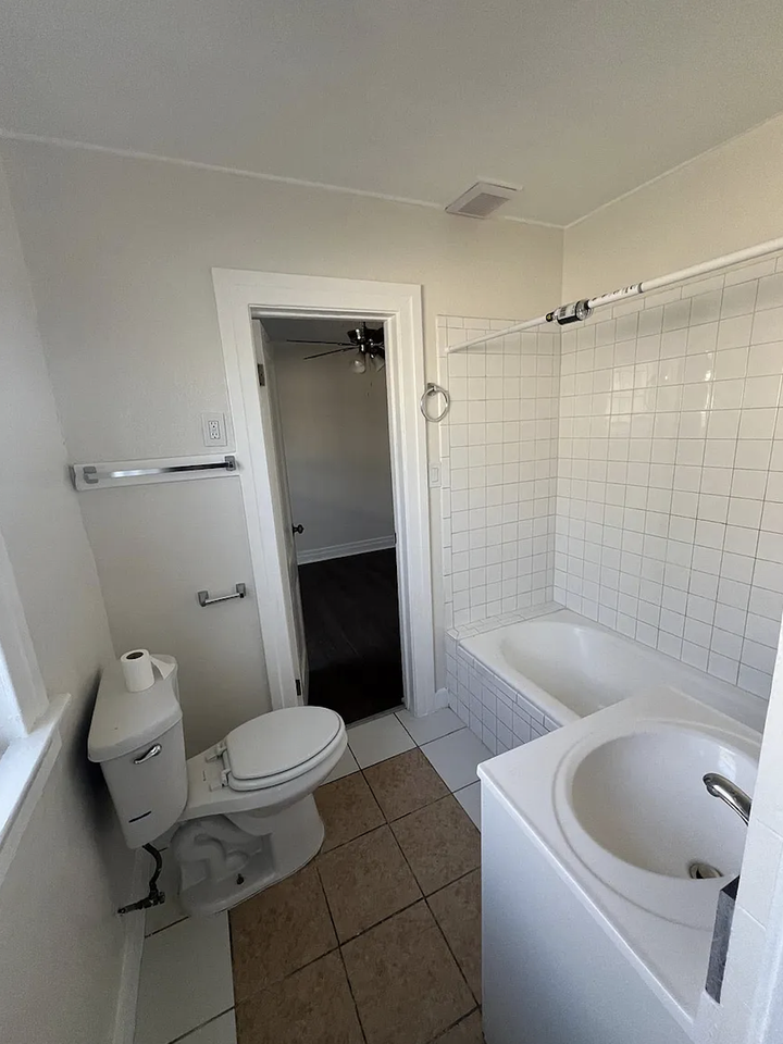 1110 W 92nd St #1110 - Photo 4 of 11