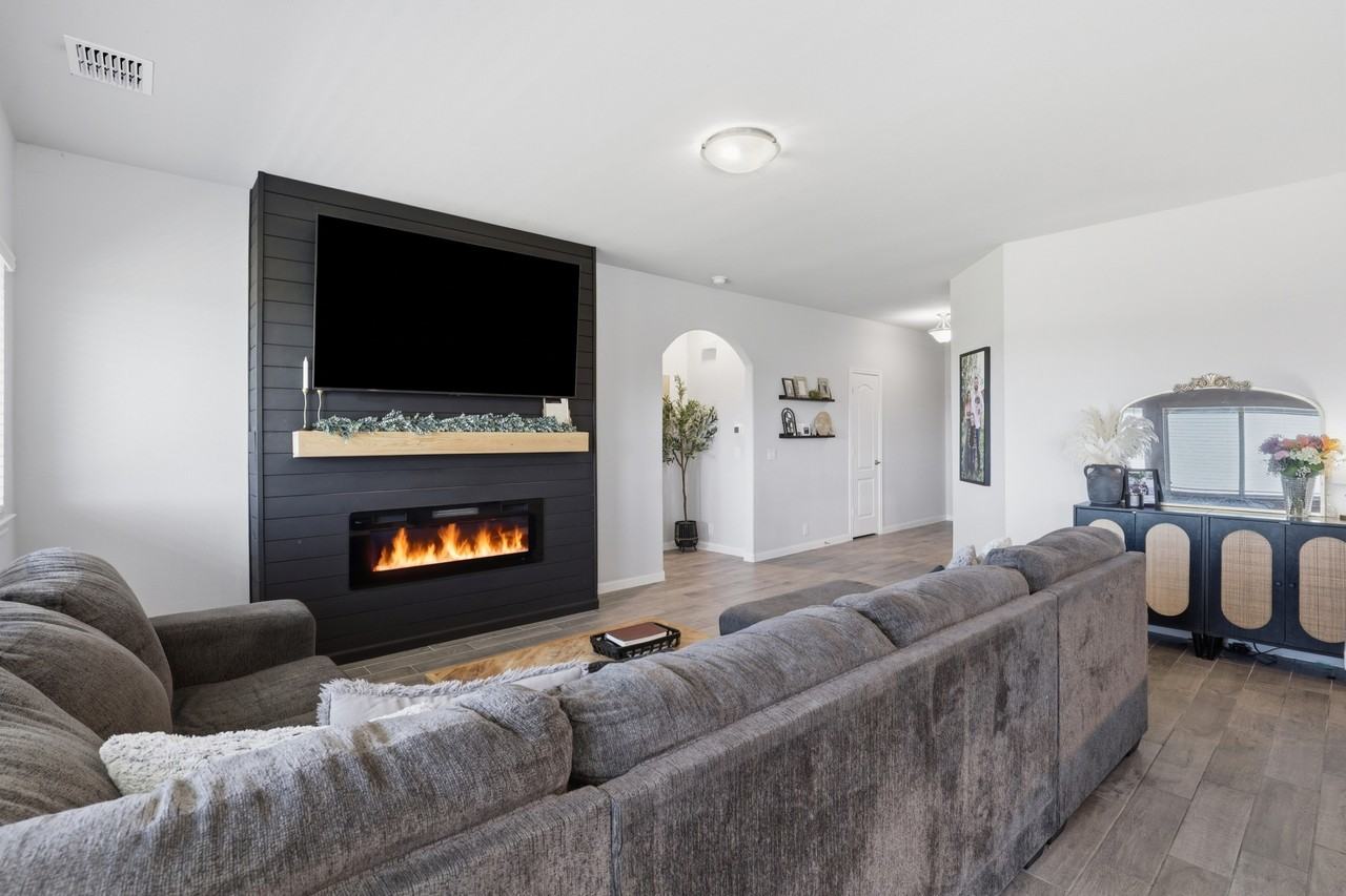 1032 Fairfax Dr #NA - Photo 2 of 28