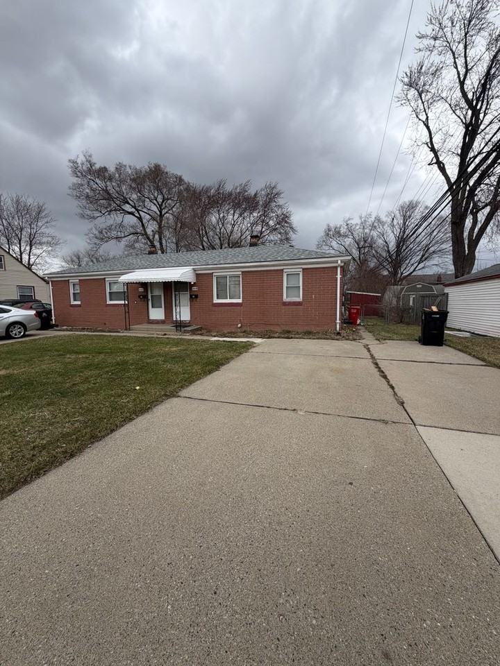 18639 Hazelwood St - Photo 2 of 11
