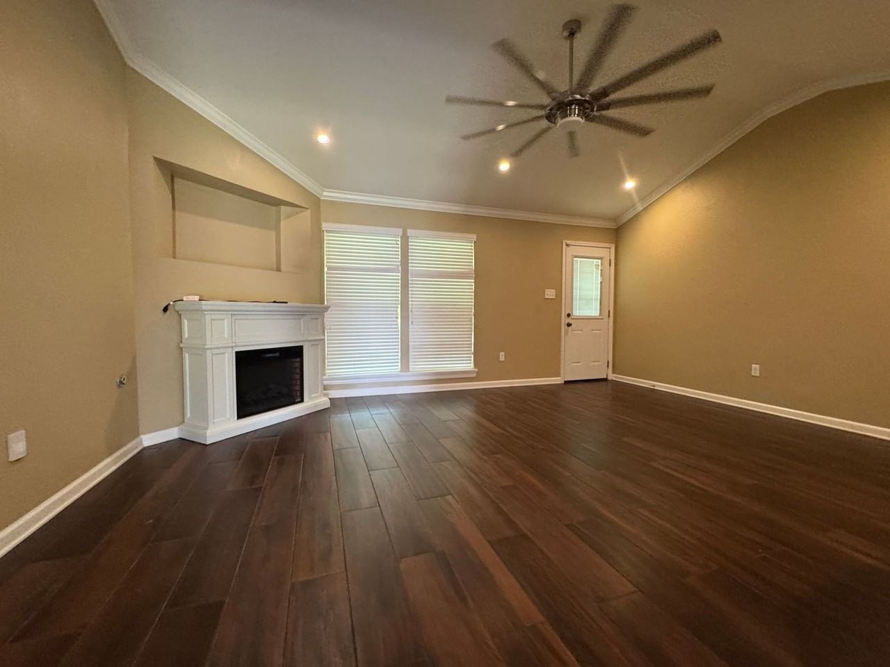 23673 Sweetbriar Ct - Photo 2 of 11