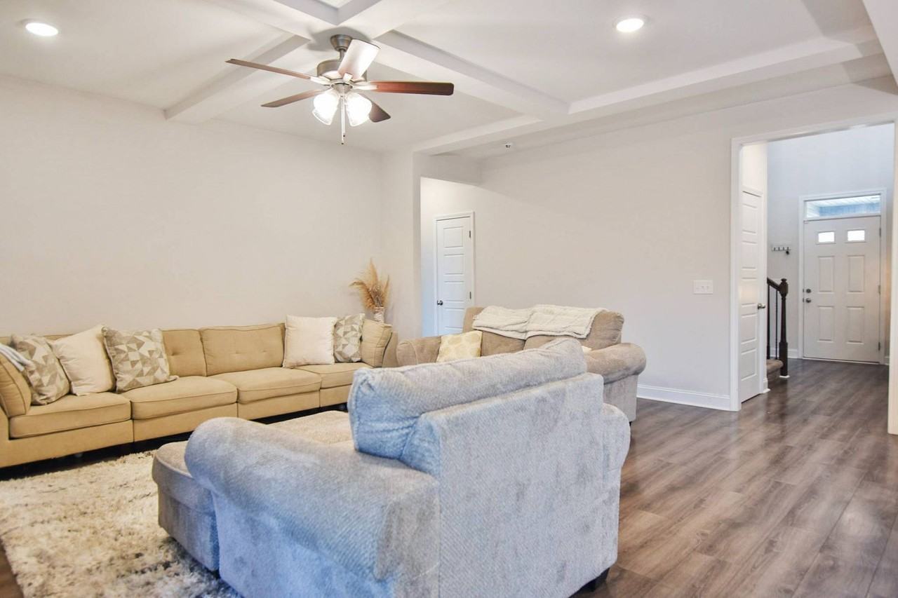 1462 Citadel Dr - Photo 3 of 20