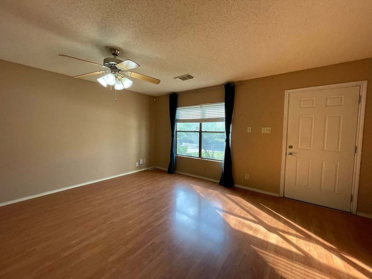 7926 Ruby Mdw - Photo 3 of 18
