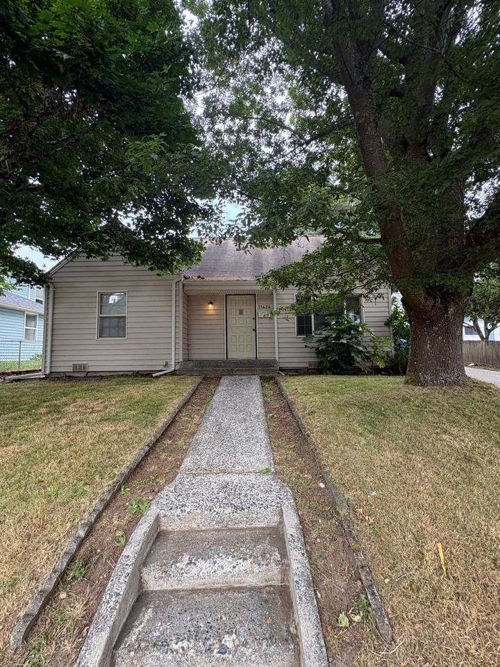 11426 Crestwood Dr S - Photo 2 of 17