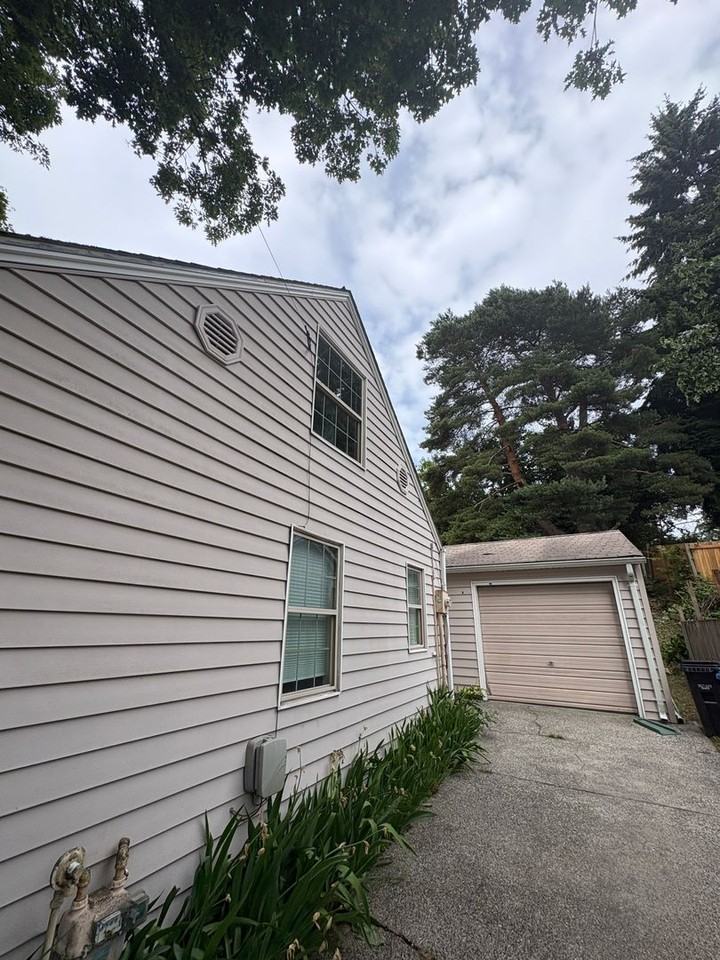11426 Crestwood Dr S - Photo 3 of 17