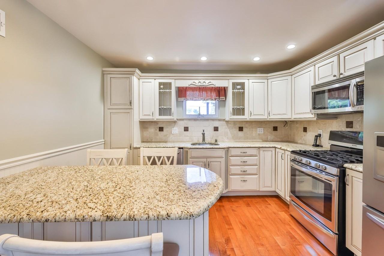 9898 Wistaria St - Photo 4 of 50