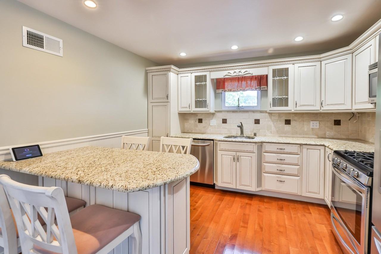 9898 Wistaria St - Photo 5 of 50